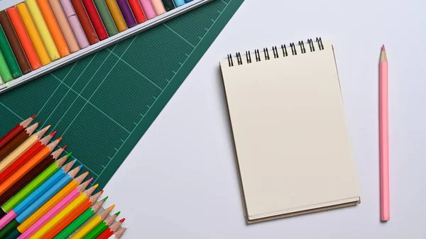 Cuaderno con útiles escolares en mesa blanca. De vuelta a la escuela. concepto — Foto de Stock
