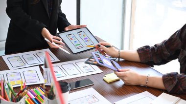 Cep telefonu için kablosuz çerçeve tasarım uygulaması çizen site geliştirici grubu.