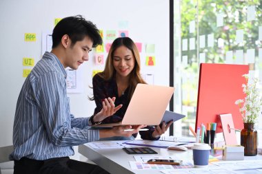 Mobil uygulama arayüzü kablo dizaynı hakkında yaratıcı web tasarımcısı beyin fırtınası ve planlama.