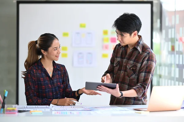 Sito web sviluppatore team di pianificazione sviluppo di applicazioni per il telefono cellulare sul posto di lavoro creativo. — Foto Stock