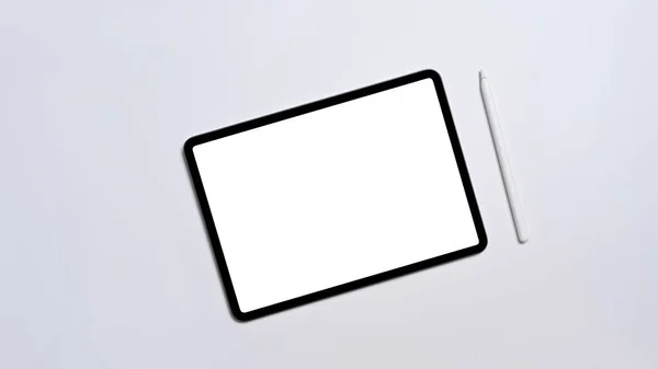 Flach liegendes digitales Tablet mit leerem Display und Stift auf weißem Hintergrund — Stockfoto