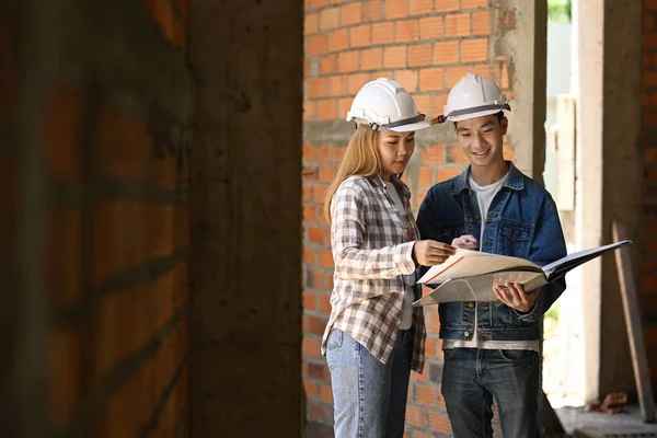 Specialisten inspecteren commerciële bouwplaats met civiel ingenieur — Stockfoto