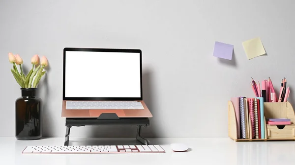 Számítógépes laptop üres képernyővel, virágcserép és kávéscsésze fehér asztalon — Stock Fotó