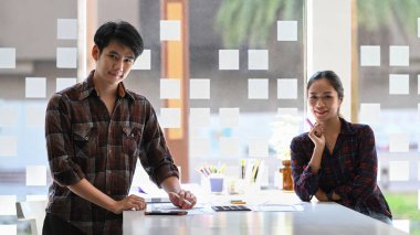 Modern ofiste mobil uygulama geliştirme projesi üzerinde çalışan genç yaratıcı web geliştiricisi.