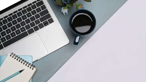 Flat lay computer laptop, coffee cup, notepad and potted plant on white table. — Stockfoto
