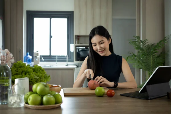 Mulher milenar feliz preparando ingredientes para fazer salada orgânica saudável na cozinha. Conceito de alimentação e alimentação saudável. — Fotografia de Stock