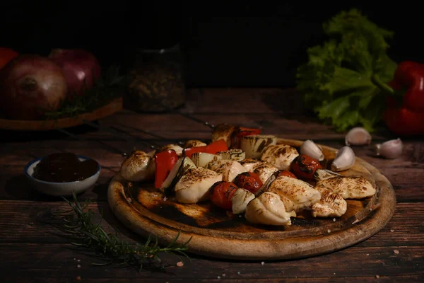 Delicious chicken shish kebab skewer barbecue with vegetables and spices and barbecue sauce on wooden cutting board — ストック写真