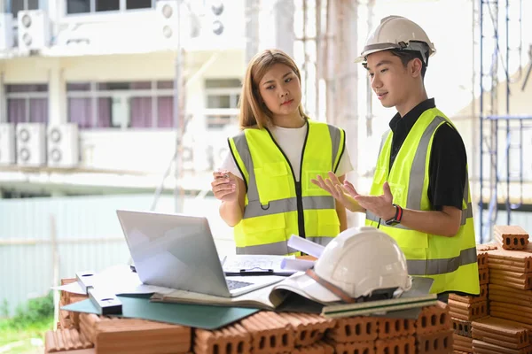 Burgerlijk ingenieur en specialisten werken, controleren plan samen op bouwplaats — Stockfoto