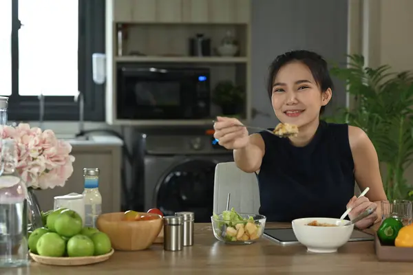 Mulher asiática saudável sentado em casa cozinha e desfrutando de sua refeição vegan. Conceito de alimentação e alimentação saudável. — Fotografia de Stock