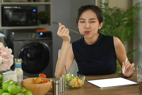 Jovem mulher asiática desfrutando de sua refeição vegan. Conceito de dieta e estilo de vida saudável. — Fotografia de Stock