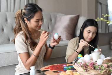 Anne ve kızı Paskalya festivali için yaratıcılıklarını ifade ediyorlar. Paskalya tatili ve insanların konsepti.