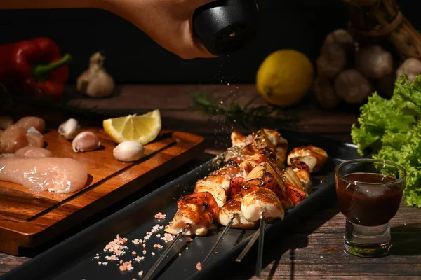 鶏肉の串焼きチェリートマトとピーマンと玉ねぎをセラミックプレートで焼きます。夕食のバーベキュー — ストック写真