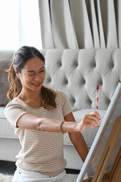 Güzel bir milenyum kadını, yaratıcı eğlence aktivitelerinden zevk alıyor..