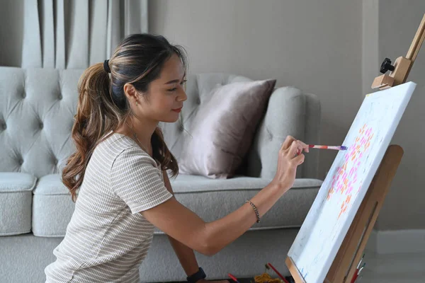 Peinture paisible jeune femme tableau sur toile avec aquarelle. — Photo