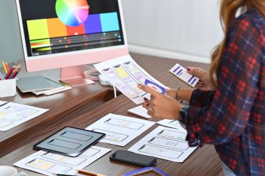 Web geliştirme ekibi uygulama planlama ve şablon düzeni geliştirme, modern ofis cep telefonu için çerçeve.