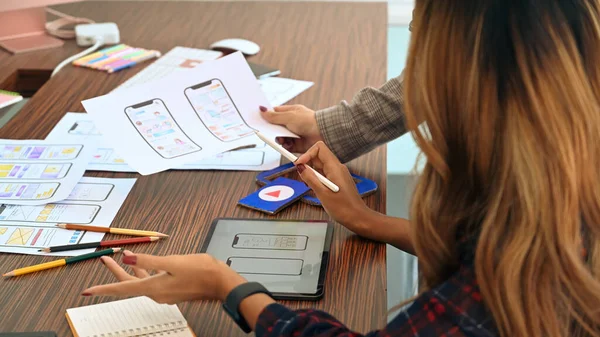 Web geliştirici uygulama planlama ve şablon düzeni geliştirme, modern ofis cep telefonu için çerçeve.