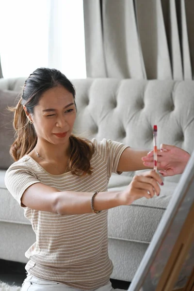 Jolie artiste féminine créant une image d'art à la maison. Hobby et concept de loisirs. — Photo