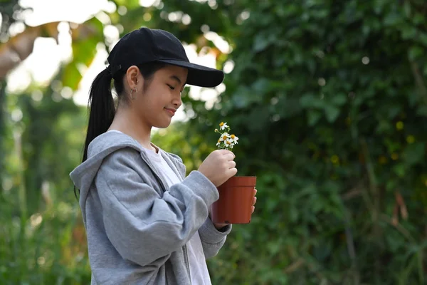 Leende asiatiska barnhänder håller krukväxter. Ekologi, Jord dag, Fritidsintressen, Hem trädgårdskoncept. — Stockfoto