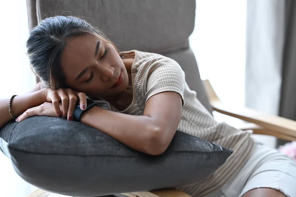 Millennial γυναίκα σε casual ρούχα κοιμάται σε άνετη πολυθρόνα στο σπίτι. — Φωτογραφία Αρχείου