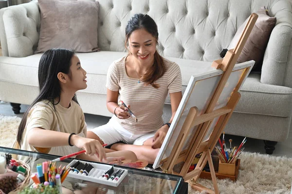 Happy asian girl enjoy painting picture with her mother at home. — Stock Photo, Image