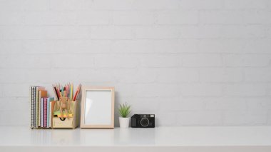 Boş çerçeve, kamera ve kırtasiye ile yaratıcı çalışma alanı kopyalama alanı ile beyaz masa üzerinde.