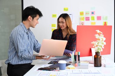 Modern işyerinde mobil uygulama yazılım tasarımı projesinde birlikte çalışan yaratıcı insanlar.
