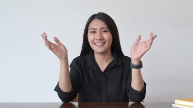 Kendine güvenen Asyalı kadın video konferansı yapıyor, internetten iş görüşmesi yapıyor.