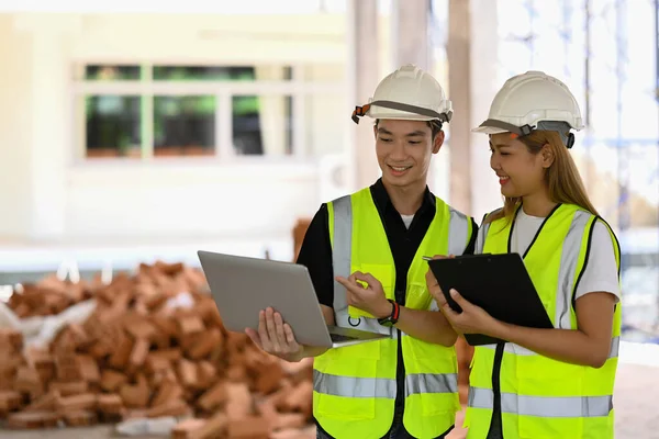 Burgerlijk ingenieur en architect bespreken, plannen van ontwikkelingsdetails samen op bouwplaats — Stockfoto