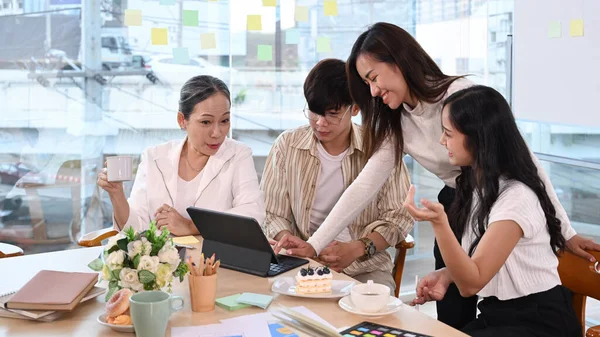 Gente de negocios exitosa haciendo una lluvia de ideas y discutiendo ideas del nuevo proyecto de startup juntos en la oficina moderna — Foto de Stock