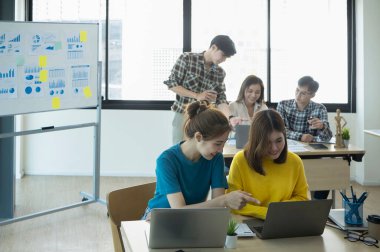 Yaratıcı başlangıç takımı modern ofiste birlikte çalışıyor..