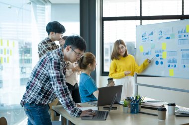 Girişimci iş adamları yeni bir iş projesinde birlikte beyin fırtınası yapıyorlar..