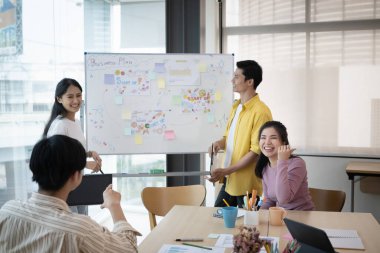 Girişimciler modern ofiste yeni proje için toplanıyor.
