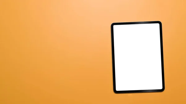 Digitale Tablet-Attrappe mit leerem Bildschirm auf gelbem Hintergrund mit Kopierraum. Draufsicht, flache Lage. — Stockfoto
