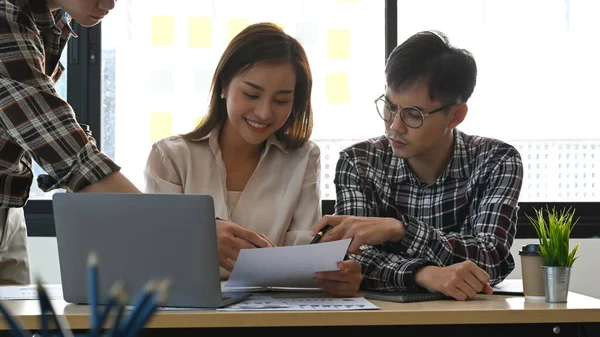 Líder de negocio asiático masculino explicando nuevo proyecto y discutiendo plan de negocio corporativo con su colega. — Foto de Stock