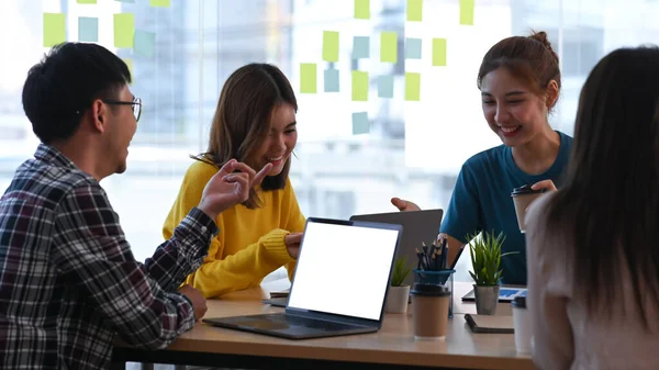 Grupo de jóvenes empresarios discutiendo ideas del nuevo proyecto de startup juntos en la oficina moderna. — Foto de Stock