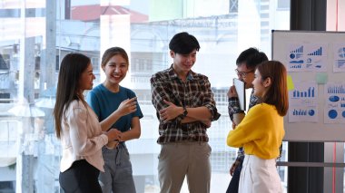 Mutlu yaratıcı ekip beyin fırtınası ve planlama modern ofiste bir proje başlatıyor..