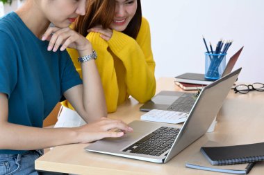 Gülümseyen yaratıcı kadın bilgi paylaşıyor, online projeyi meslektaşımla tartışıyor..