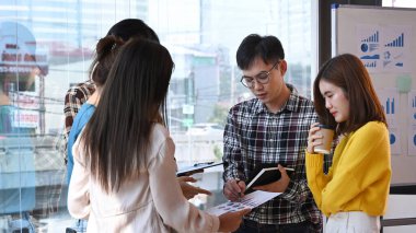 Proje istatistiklerini ya da mali raporları birlikte tartışan iş adamları kurun.