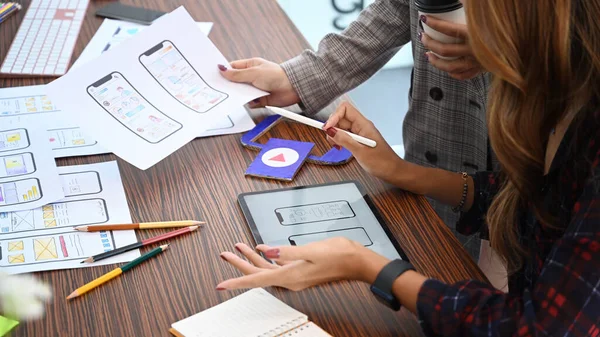 Los diseñadores de experiencia de usuario están planeando boceto, prototipo, marco, diseño futuro proyecto de diseño de aplicaciones en el escritorio de la oficina. — Foto de Stock