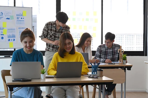 Grupo de jóvenes empresarios trabajan juntos en una oficina moderna y luminosa. — Foto de Stock