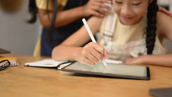 Focada menina asiática usando tablet digital, fazendo lição de casa, estudando on-line na web aula virtual — Fotografia de Stock