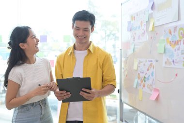 Genç iş adamları fikirleri ya da iş planlarını birlikte paylaşıyorlar.