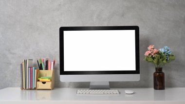 Bilgisayarı, saksısı ve kırtasiyesi olan ofis masası. Grafik görüntüleme montajı için boş görüntü.