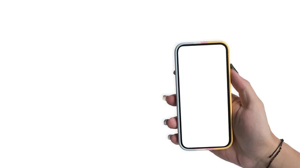 Фотография женщины, держащей в руках смартфон с пустым экраном на белом фоне. — стоковое фото