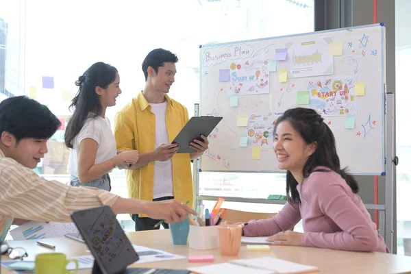 Grupo de personas creativas lluvia de ideas sobre el proyecto empresarial juntos. — Foto de Stock