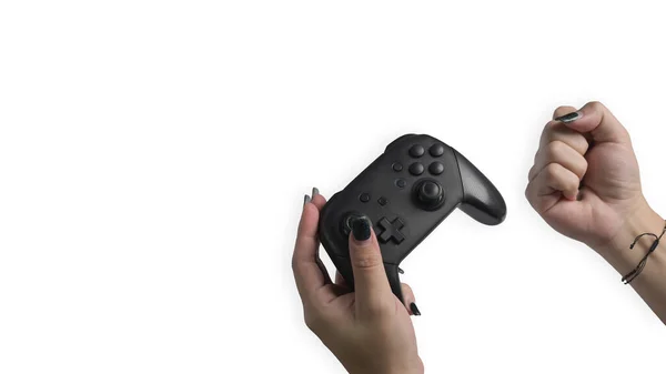 女性の手は白い背景に隔離されたビデオゲームコンソールコントローラを保持. — ストック写真