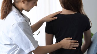 Kadın fizyoterapistler kas iyileşmesi için sırt yaralanması olan kadın hastaları tedavi ediyorlar..