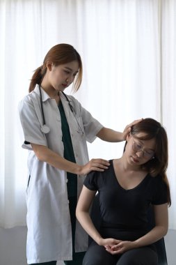 Kadın hastaya boyun masajı yapan bir fizyoterapist. Fizik tedavi konsepti.