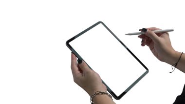 Beyaz arka planda dijital tablet ve stil kalem tutan genç bir kadın. Grafik görüntüleme montajı için boş görüntü.