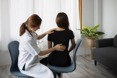 Klinikteki yaralı kadın hastaları muayene eden fizyoterapist..